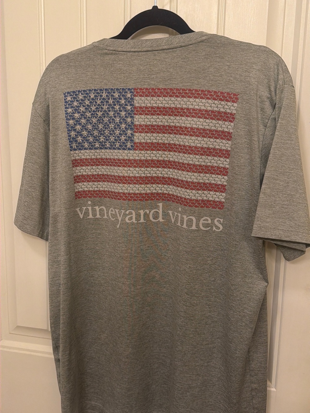 Men’s medium Vineyard Vines Performance Flag Whale T-Shirt Grey Medium